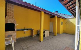 Casa com Amplo Quintal, Churrasqueira, 5 minutos de carro da Praia